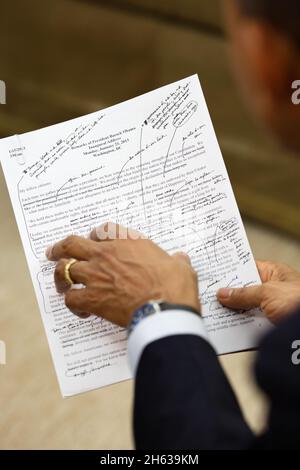 Il presidente Barack Obama lavora al suo discorso inaugurale con Jon Favreau, direttore di Speechwriting, non raffigurato, nell'Ufficio ovale, 16 gennaio 2013. Foto Stock