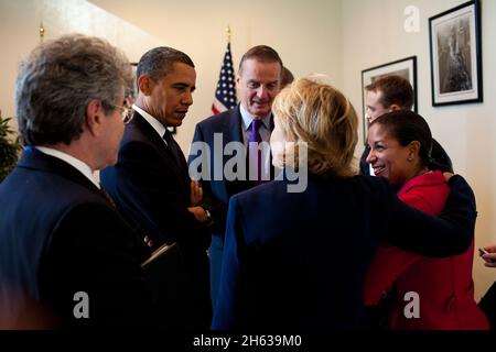 Il Presidente Barack Obama con il Segretario di Stato Hillary Rodham Clinton, Ambasciatore degli Stati Uniti presso l'ONU Susan Rice, il Presidente della NSC Gen. Jim Jones e Assistente speciale al Presidente Gary Samore prima dell'incontro dei Capi di Stato del Consiglio di sicurezza delle Nazioni Unite presso la sede delle Nazioni Unite, New York City, 24 settembre 2009. Foto Stock