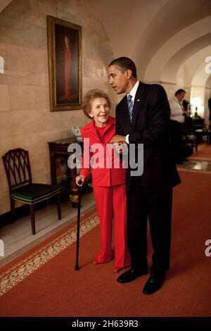 Il presidente Barack Obama e l'ex prima signora Nancy Reagan camminano fianco a fianco attraverso il Centre Hall nella Casa Bianca, 2 giugno 2009. A sinistra della signora Reagan appende il suo ritratto ufficiale della Casa Bianca come First Lady Foto Stock