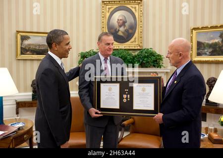 Il presidente Barack Obama e il direttore dell'intelligenza nazionale James Clapper presentano una Medaglia nazionale di servizio distinto al consulente nazionale di sicurezza Gen. James L. Jones nell'ufficio ovale, 20 ottobre 2010. Foto Stock