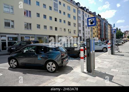 germania,baviera,monaco,monaco-schwabing,zona residenziale,strada,auto elettriche alla stazione di ricarica Foto Stock
