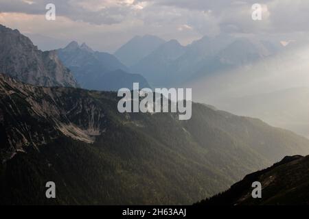 escursione serale alla soiernspitze (2257 m), una piccola doccia a pioggia si mescola con il tramonto dei raggi del sole, in primo piano si può vedere la sella wörner nel karwendel, montagne karwendel, mittenwald, alta baviera, baviera, werdenfels, germania, europa Foto Stock