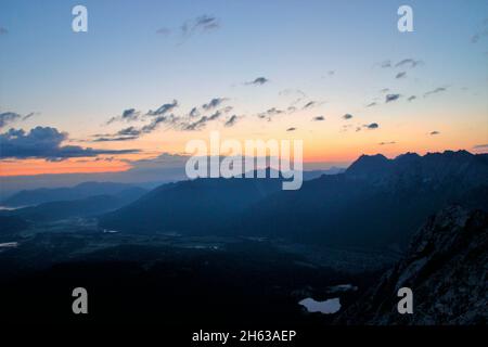 escursione, obere wettersteinspitze, 2.297 m, vista del karwendel, montagne del karwendel, blu, viola, umore nuvoloso, alba, germania, baviera, alta baviera, werdenfelser terra, mittenwald, valle isar, lautersee Foto Stock