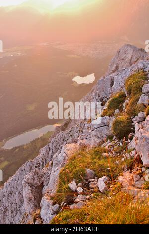 escursione, vista dall'alto, obere wettersteinspitze, 2.297 m al basso wettersteinspitze, germania, baviera, alta baviera, werdenfelser land, mittenwald, valle isar, lautersee, ferchensee Foto Stock