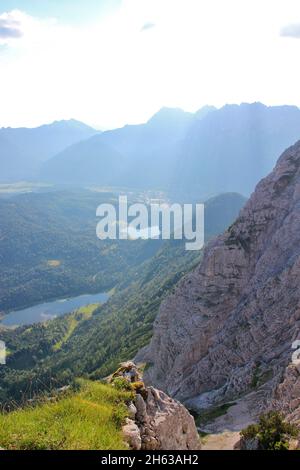 escursione, vista dal gamsanger al ferchensee e lautersee sulla strada per l'alta, obere wettersteinspitze, 2.297 m germania, baviera, alta baviera, werdenfelser terra, mittenwald, valle isar, Foto Stock