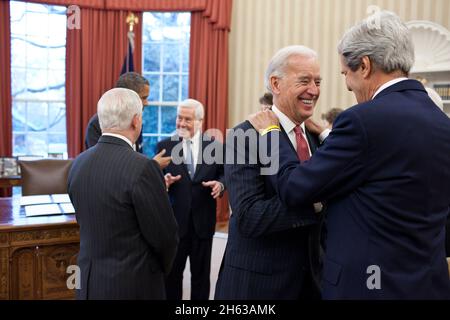 Il Vice Presidente Joe Biden parla con il Sen. John Kerry, D-Mass., dopo che il Presidente Barack Obama ha firmato il Trattato di New START nell'Ufficio ovale, il 2 febbraio 2011. Dietro di loro, il Presidente parla con il Segretario della Difesa Robert Gates, Sen. Richard Lugar, R-Ind., e Sen. Dianne Feinstein, D-Calif. Foto Stock