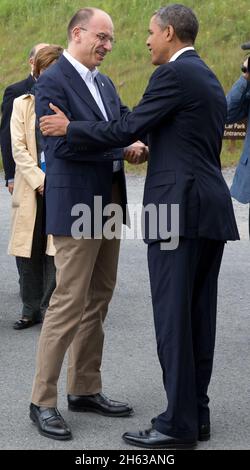 Il Presidente Barack Obama saluta il primo Ministro italiano Enrico letta al Vertice G8 di Lough Erne, Irlanda del Nord, 17 giugno 2013. Foto Stock