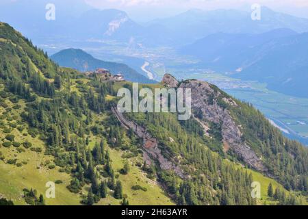 austria,tirolo,rofangebirge,kramsach,sonnwendjochhaus con l'ex stazione di montagna sullo sfondo la valle inn con la locanda Foto Stock