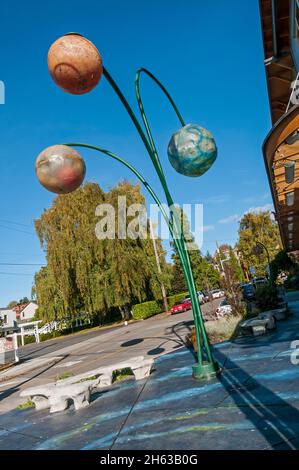 Inquadratura obliqua di opere d'arte all'esterno del negozio FedEx di Fremont, Washington. Foto Stock