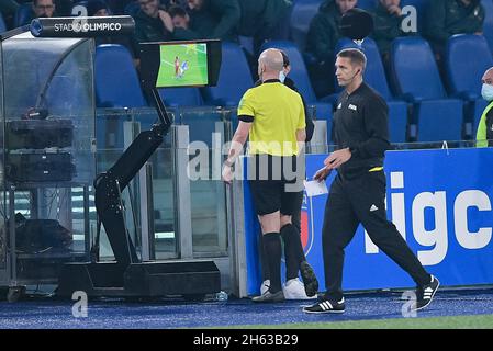 Roma, Italia. 12 novembre 2021. L'arbitro Anthony Taylor guarda il VAR per il controllo della penalità durante la partita di qualificazione della Coppa del mondo FIFA Qatar 2022 tra Italia e Svizzera allo Stadio Olimpico di Roma il 12 novembre 2021. Credit: Giuseppe Maffia/Alamy Live News Foto Stock