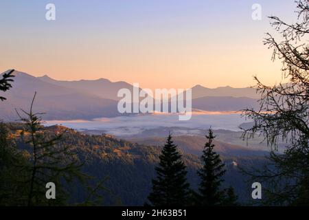 nella rugiada di mattina presto ci spostiamo verso le montagne, escursione di mattina al grünkopf (1587 m), europa, germania, baviera, alta baviera, werdenfelser terra, valle dell'isar, mittenwald Foto Stock