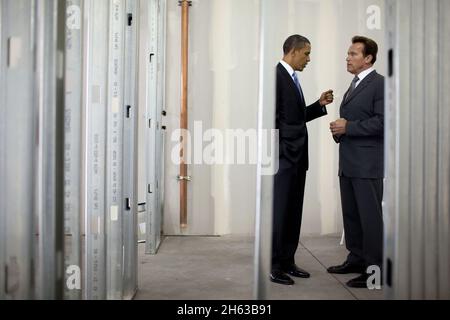 Il presidente Barack Obama parla con la California Gov. Arnold Schwarzenegger durante un tour di Solyndra, Inc., a Fremont, California, maggio 26, 2010. Foto Stock