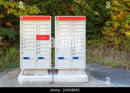 Caselle postali della Comunità lungo una strada in autunno soleggiato Foto Stock