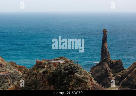 bizzarre formazioni rocciose e casa residenziale in primo piano sull'isola di madeira - Foto Stock