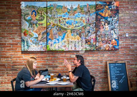 Cretze Pirineus birreria BIRRERIA BIRRERIA RISTORANTE AZIENDA nel villaggio di Pobla de Segur e la parte settentrionale del bacino di Sant Antoni (Pallars Sobir Foto Stock