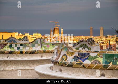 i colorati posti a sedere a mosaico sono disegnati da gaudi. i colori vivaci delle piastrelle sono mozzafiato. parco artistico di antoni gaudi guell a barcellona, spagna. questo parco modernista è stato costruito tra il 1900 e il 1914 ed è una popolare attrazione turistica. Foto Stock