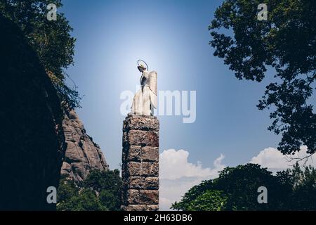 la scultura di angelo sul piedistallo a montserrat vicino barcellona, spagna. Foto Stock