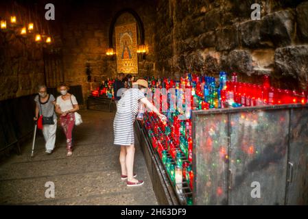 barcellona,spagna: candele di diverse dimensioni e colori all'interno del monastero di santa maria de montserrat Foto Stock