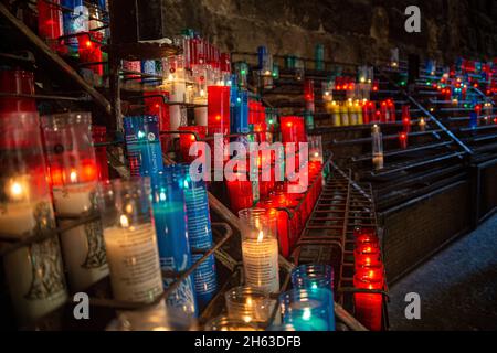 barcellona,spagna: candele di diverse dimensioni e colori all'interno del monastero di santa maria de montserrat Foto Stock