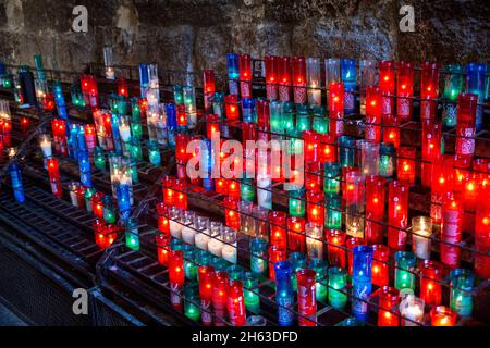 barcellona,spagna: candele di diverse dimensioni e colori all'interno del monastero di santa maria de montserrat Foto Stock