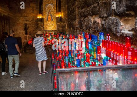 barcellona,spagna: candele di diverse dimensioni e colori all'interno del monastero di santa maria de montserrat Foto Stock