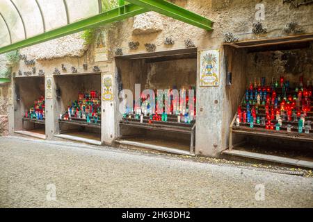 barcellona,spagna: candele di diverse dimensioni e colori all'interno del monastero di santa maria de montserrat Foto Stock