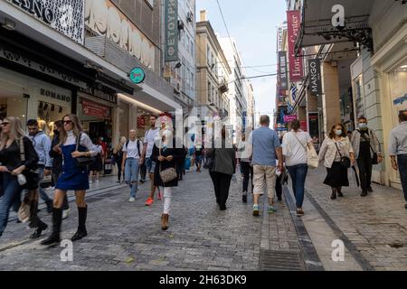 Atene, Grecia. Novembre 2021. Persone passeggiando nella strada centrale Ermou per lo shopping Foto Stock