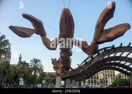 gambrinus - scultura di aragosta gigante più felice con grandi artigli schiaccianti e un sorriso sgarbato sul passeig de colom al porto olimpico, barcellona, spagna Foto Stock