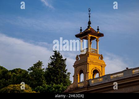 bella vista dal mnac o palau nacional sulla avinguda de la reina maria cristina e la plaza d espanya barcellona catalogna all'alba Foto Stock