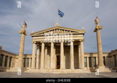 Atene, Grecia. Novembre 2021. Vista esterna dell'edificio dell'Accademia di Atene nel centro della città Foto Stock