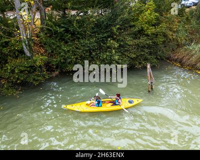 Kayak nel lago Terradets Reservoir a Lleida Pallars Jussà Catalan Pyrenees, Spagna Foto Stock