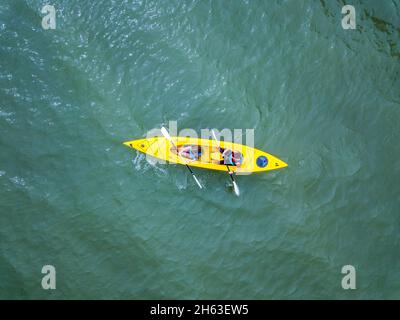 Kayak nel lago Terradets Reservoir a Lleida Pallars Jussà Catalan Pyrenees, Spagna Foto Stock