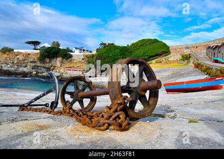 macchinario storico disusato al vecchio porto, hermanus, capo meridionale, sudafrica. Foto Stock