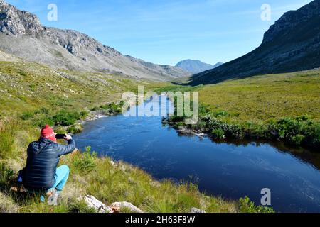 vista del torrente di montagna nel sud del capo montagne, sud africa. Foto Stock