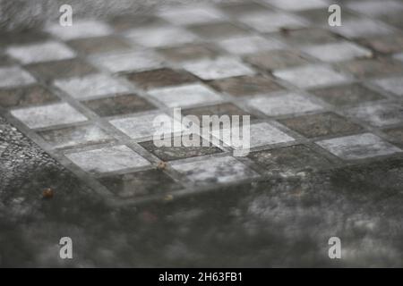 vecchia scacchiera in un parco pubblico. Foto Stock