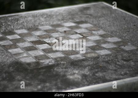 vecchia scacchiera in un parco pubblico. Foto Stock