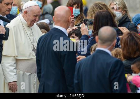 Assisi, Italia. 12 novembre 2021. Papa Francesco partecipa ad un incontro con i poveri nella Basilica di Santa Maria degli Angeli, nei pressi di Assisi. Papa Francesco si recò ad Assisi il 12 novembre per un incontro privato con i poveri, in preparazione della Giornata Mondiale dei poveri. (Credit Image: © Riccardo Fabi/Pacific Press via ZUMA Press Wire) Credit: ZUMA Press, Inc./Alamy Live News Foto Stock