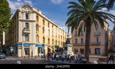 place arago nel quartiere saint jean di perpignan. nel 1879 fu eretta una statua di francois arago, scultore antonin mercié. Foto Stock