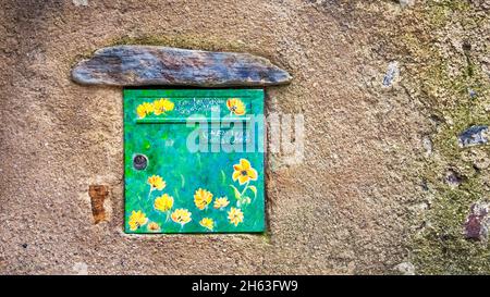 cassetta postale dipinta in boule d'amont Foto Stock