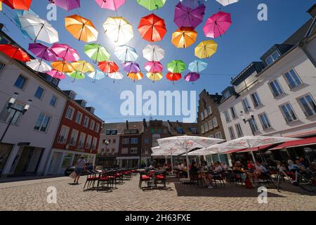 ombrelloni colorati sulla piazza del mercato in dorsten, dorsten, recklinghausen distretto, nord reno-westfalia, germania Foto Stock