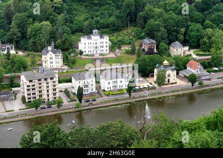 vista del lahn, chiesa ortodossa russa di st. alexandra e castello balmoral, bad ems an der lahn, lahntal, renania-palatinato, germania Foto Stock