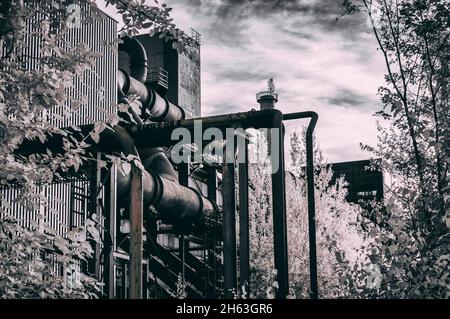 vecchie strutture presso il sito patrimonio mondiale dell'unesco 'zeche zollverein' - un monumento industriale di una ex miniera di cole a essen, renania settentrionale-vestfalia, germania. sparare con termocamera modificata, ir720 nm. Foto Stock