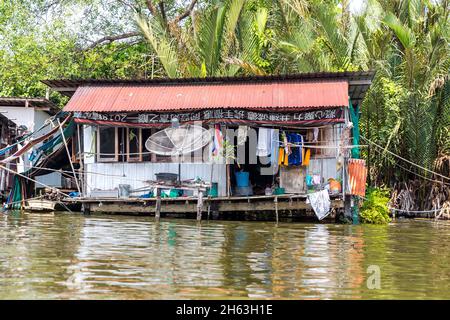 capanna residenziale,khlongfahrt sui canali di bangkok,bangkok,thailandia,asia Foto Stock