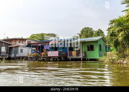 capanne residenziali, khlongfahrt sui canali di bangkok, bangkok, thailandia, asia Foto Stock