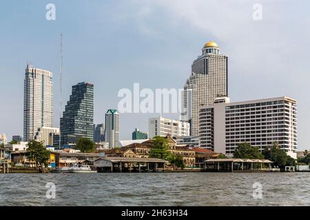 vecchia dogana casa, edificio coloniale, costruito 1888, al retro gemme torre, college di assemblaggio, torre di stato, mandarino hotel orientale, fiume chao phraya, bangkok, thailandia, asia Foto Stock