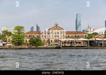 vecchia dogana casa, edificio coloniale, costruito nel 1888, dietro la torre maha nakhon, fiume chao phraya, bangkok, thailandia, asia Foto Stock