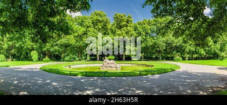 fontana di nettuno nel parco di schwanberg in franconia, germania Foto Stock