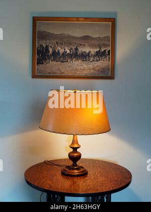 ovest americano, ranch del dude, lampada da tavolo e vecchia fotografia, stati uniti, wyoming, montagne del bighorn, ranch di eaton Foto Stock