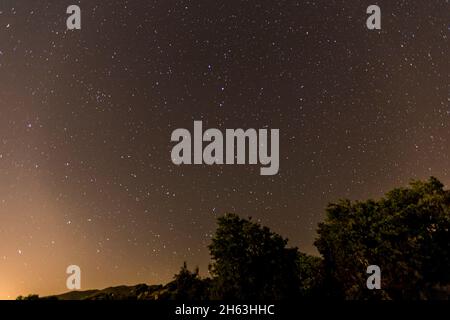 cielo notturno con le stelle e la via più mungente nella provincia di malaga, nella regione del parco nazionale sierra de las nieves, andalusia, spagna Foto Stock