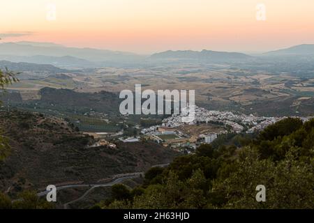 pochi minuti prima dell'alba: paesaggio pitoresque girato in andalusia, spagna (hdr) Foto Stock